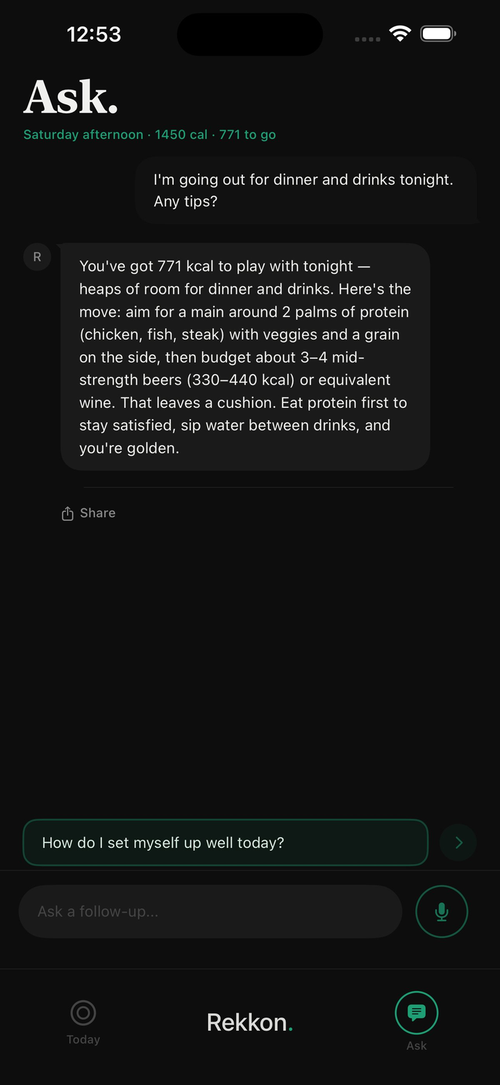 Rekkon Ask screen: user asks for tips before dinner and drinks; the coach replies with 771 kcal remaining, suggests two palms of protein and budgets 3–4 mid-strength beers at 330–440 kcal