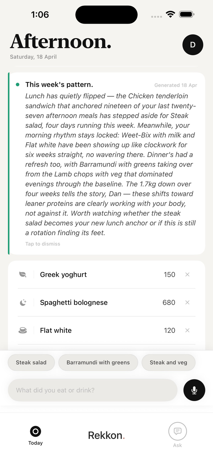 Rekkon weekly pattern card: the coach notices lunch has shifted from a chicken sandwich to steak salad, breakfast has been consistent for six weeks, and weight is 1.7kg down over four weeks